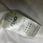 P65 fendi芬迪 刺绣款 2026春夏经典圆领短袖T恤采用280克双纱精棉，衣服偏厚使整体高透气和柔软性，高版本，三标齐全！男女同款 颜色：白色 黑色 杏色 灰色 -尺码：S M L Xl