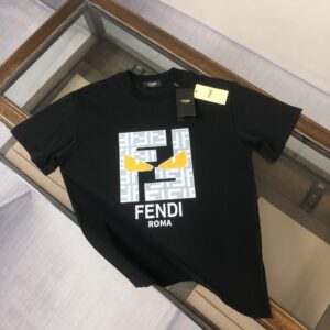 P75 💥 FENDI 芬迪 夏季新款圆领短袖T恤！270克重磅高端纯棉面料，手感质感都极完美！修身裁剪设计干净利落！时尚又好看！走线做工非常精致！版型效果超赞！而且透气性能超强！任何年龄阶段都可轻松驾驭，男士衣橱里必备的单品。 颜色： 米白 黑色 码数：M-3XL （下单请报身高体重）