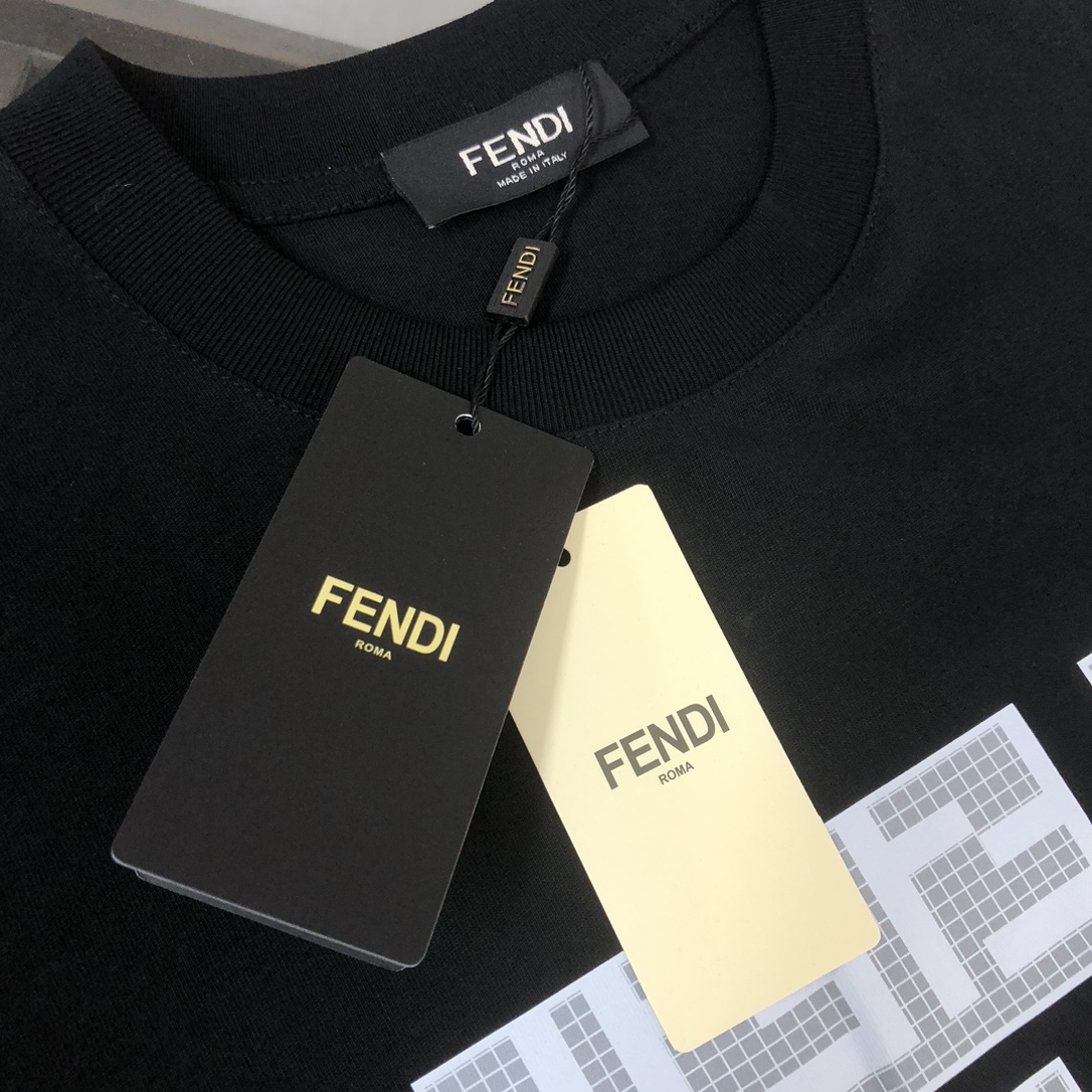 weigou_192385_3_0168e389a4 P75 💥 FENDI 芬迪 夏季新款圆领短袖T恤!270克重磅高端纯棉面料,手感质感都极完美!修身裁剪设计干净利落!时尚又好看!走线做工非常精致!版型效果超赞!而且透气性能超强!任何年龄阶段都可轻松驾驭,男士衣橱里必备的单品。 颜色: 米白 黑色 码数:M-3XL (下单请报身高体重)