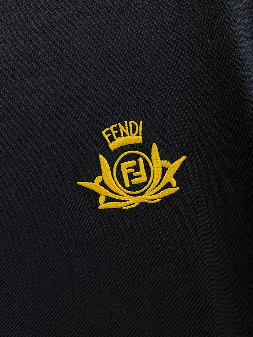 P65 fendi芬迪 刺绣款 2026春夏经典圆领短袖T恤采用280克双纱精棉，衣服偏厚使整体高透气和柔软性，高版本，三标齐全！男女同款 颜色：白色 黑色 杏色 灰色 -尺码：S M L Xl