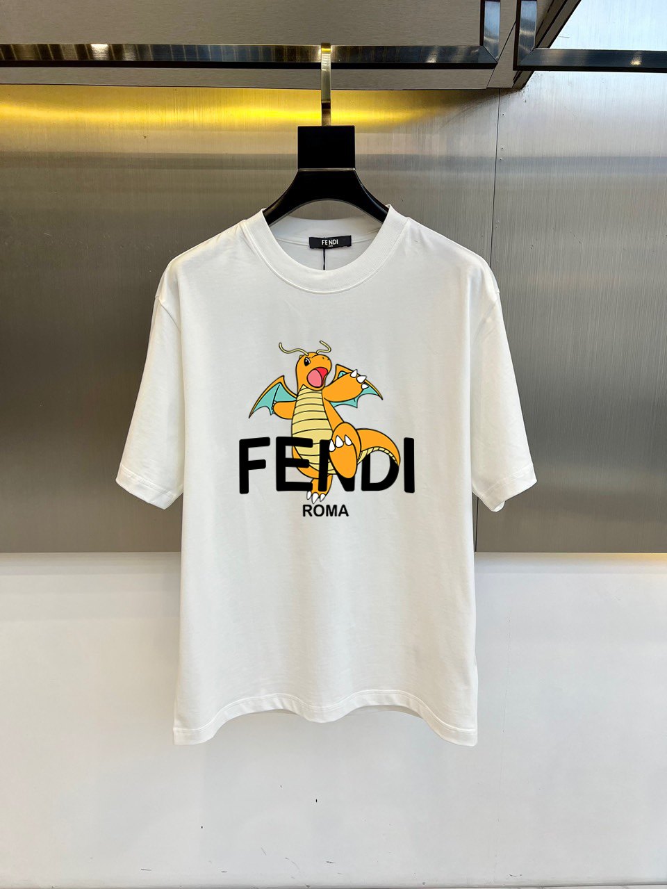 P70 芬迪 夏季新款 印花字母logo休闲短袖t恤。进口100%长绒棉面料，舒适透气，印花图案logo每个细节做到极致，成品完成非常ok！上身极赞，随意百搭！OS版型，S-2XL。
