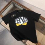 weigou_192444_0_6fb296dd7f P75 💥 FENDI 芬迪 夏季新款圆领短袖T恤!270克重磅高端纯棉面料,手感质感都极完美!修身裁剪设计干净利落!时尚又好看!走线做工非常精致!版型效果超赞!而且透气性能超强!任何年龄阶段都可轻松驾驭,男士衣橱里必备的单品。 颜色: 米白 黑色 码数:M-3XL (下单请报身高体重)