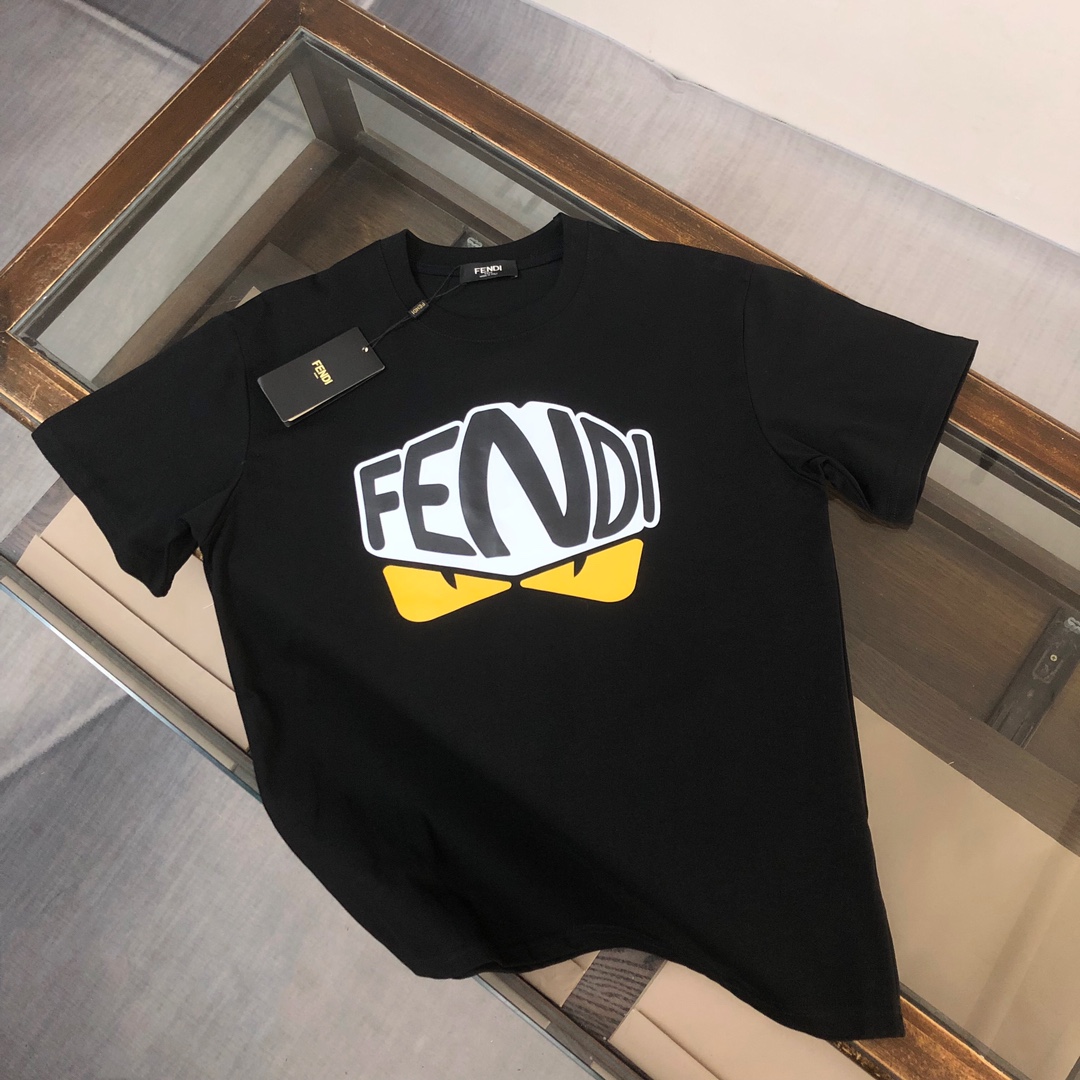 weigou_192444_0_6fb296dd7f P75 💥 FENDI 芬迪 夏季新款圆领短袖T恤!270克重磅高端纯棉面料,手感质感都极完美!修身裁剪设计干净利落!时尚又好看!走线做工非常精致!版型效果超赞!而且透气性能超强!任何年龄阶段都可轻松驾驭,男士衣橱里必备的单品。 颜色: 米白 黑色 码数:M-3XL (下单请报身高体重)
