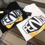 weigou_192444_1_53b778ac69 P75 💥 FENDI 芬迪 夏季新款圆领短袖T恤!270克重磅高端纯棉面料,手感质感都极完美!修身裁剪设计干净利落!时尚又好看!走线做工非常精致!版型效果超赞!而且透气性能超强!任何年龄阶段都可轻松驾驭,男士衣橱里必备的单品。 颜色: 米白 黑色 码数:M-3XL (下单请报身高体重)