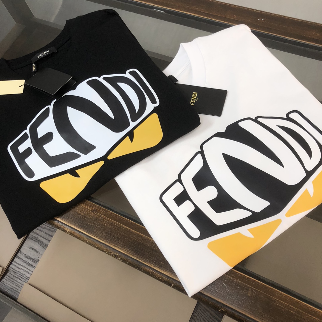 weigou_192444_1_53b778ac69 P75 💥 FENDI 芬迪 夏季新款圆领短袖T恤!270克重磅高端纯棉面料,手感质感都极完美!修身裁剪设计干净利落!时尚又好看!走线做工非常精致!版型效果超赞!而且透气性能超强!任何年龄阶段都可轻松驾驭,男士衣橱里必备的单品。 颜色: 米白 黑色 码数:M-3XL (下单请报身高体重)