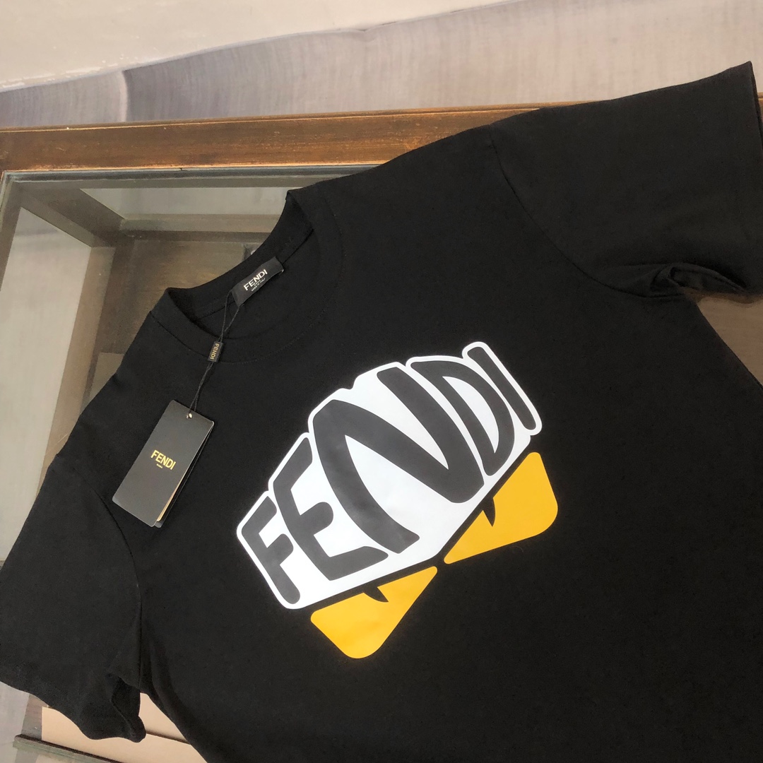 weigou_192444_2_c619e7e6cc P75 💥 FENDI 芬迪 夏季新款圆领短袖T恤!270克重磅高端纯棉面料,手感质感都极完美!修身裁剪设计干净利落!时尚又好看!走线做工非常精致!版型效果超赞!而且透气性能超强!任何年龄阶段都可轻松驾驭,男士衣橱里必备的单品。 颜色: 米白 黑色 码数:M-3XL (下单请报身高体重)