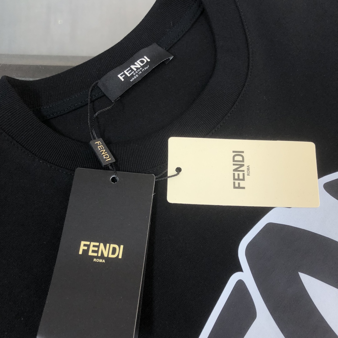 weigou_192444_3_1adf08387a P75 💥 FENDI 芬迪 夏季新款圆领短袖T恤!270克重磅高端纯棉面料,手感质感都极完美!修身裁剪设计干净利落!时尚又好看!走线做工非常精致!版型效果超赞!而且透气性能超强!任何年龄阶段都可轻松驾驭,男士衣橱里必备的单品。 颜色: 米白 黑色 码数:M-3XL (下单请报身高体重)