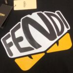 weigou_192444_4_3671397423 P75 💥 FENDI 芬迪 夏季新款圆领短袖T恤!270克重磅高端纯棉面料,手感质感都极完美!修身裁剪设计干净利落!时尚又好看!走线做工非常精致!版型效果超赞!而且透气性能超强!任何年龄阶段都可轻松驾驭,男士衣橱里必备的单品。 颜色: 米白 黑色 码数:M-3XL (下单请报身高体重)