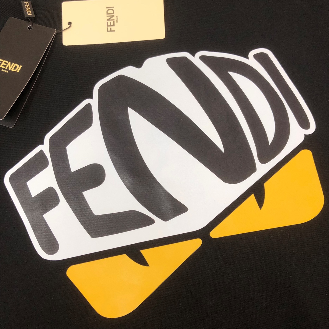 weigou_192444_4_3671397423 P75 💥 FENDI 芬迪 夏季新款圆领短袖T恤!270克重磅高端纯棉面料,手感质感都极完美!修身裁剪设计干净利落!时尚又好看!走线做工非常精致!版型效果超赞!而且透气性能超强!任何年龄阶段都可轻松驾驭,男士衣橱里必备的单品。 颜色: 米白 黑色 码数:M-3XL (下单请报身高体重)