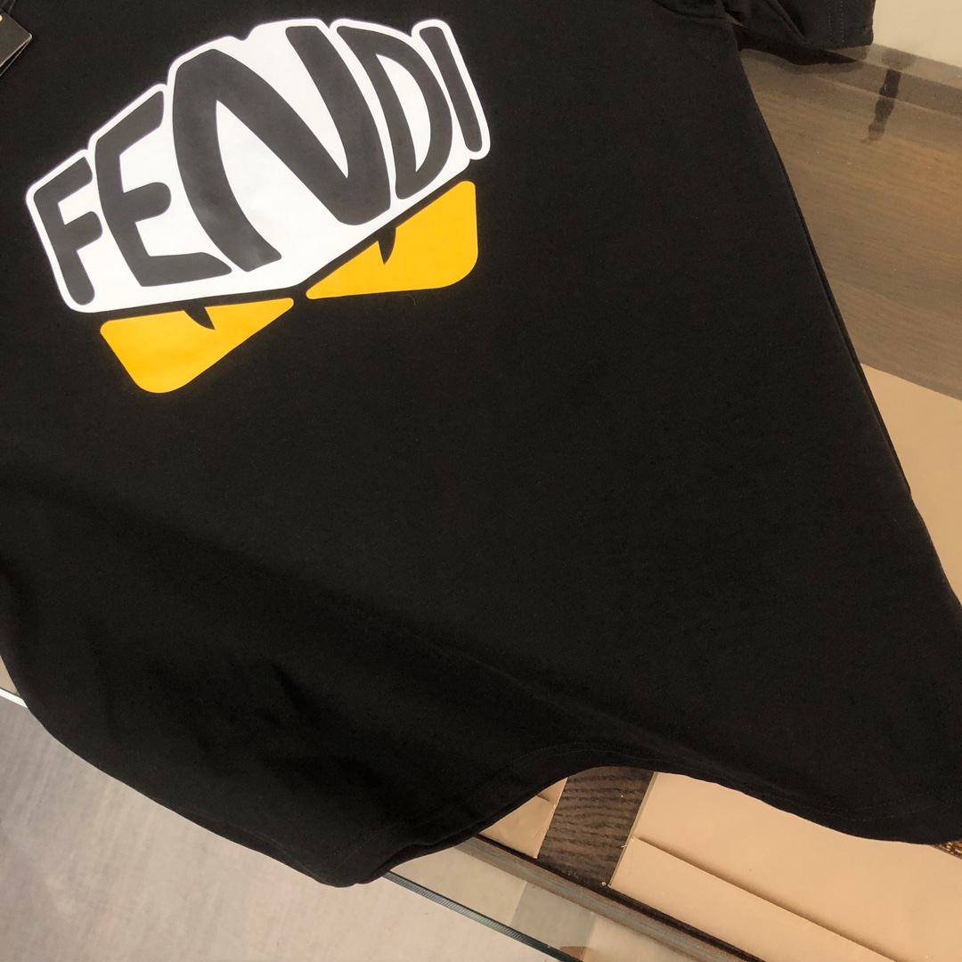 weigou_192444_6_27aecd9a38 P75 💥 FENDI 芬迪 夏季新款圆领短袖T恤!270克重磅高端纯棉面料,手感质感都极完美!修身裁剪设计干净利落!时尚又好看!走线做工非常精致!版型效果超赞!而且透气性能超强!任何年龄阶段都可轻松驾驭,男士衣橱里必备的单品。 颜色: 米白 黑色 码数:M-3XL (下单请报身高体重)