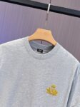 P65 fendi芬迪 刺绣款 2026春夏经典圆领短袖T恤采用280克双纱精棉，衣服偏厚使整体高透气和柔软性，高版本，三标齐全！男女同款 颜色：白色 黑色 杏色 灰色 -尺码：S M L Xl