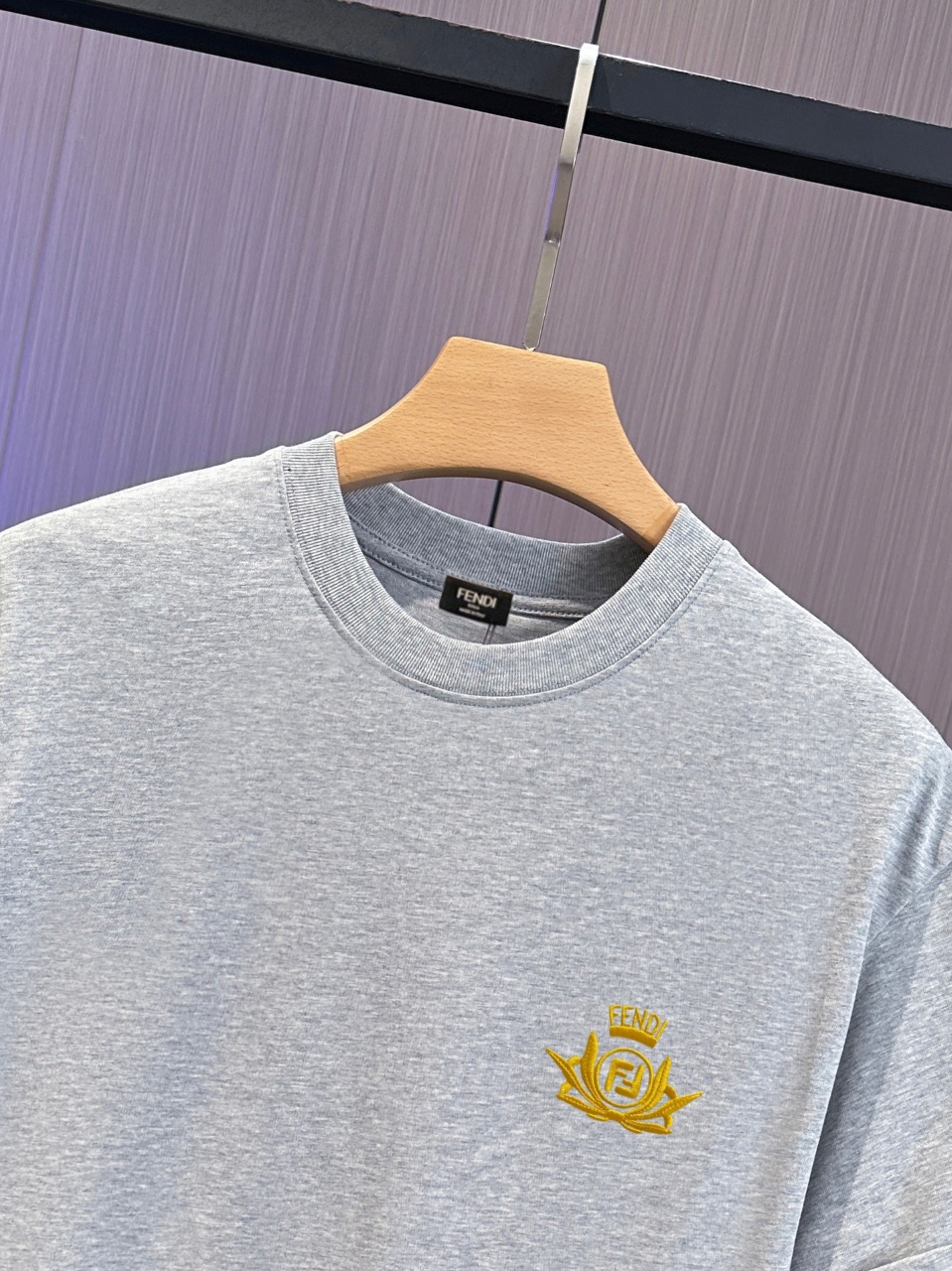P65 fendi芬迪 刺绣款 2026春夏经典圆领短袖T恤采用280克双纱精棉，衣服偏厚使整体高透气和柔软性，高版本，三标齐全！男女同款 颜色：白色 黑色 杏色 灰色 -尺码：S M L Xl