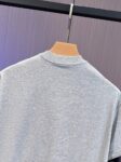 P65 fendi芬迪 刺绣款 2026春夏经典圆领短袖T恤采用280克双纱精棉，衣服偏厚使整体高透气和柔软性，高版本，三标齐全！男女同款 颜色：白色 黑色 杏色 灰色 -尺码：S M L Xl