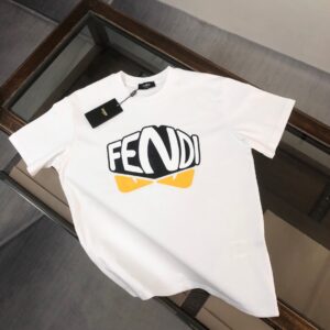 P75 💥 FENDI 芬迪 夏季新款圆领短袖T恤！270克重磅高端纯棉面料，手感质感都极完美！修身裁剪设计干净利落！时尚又好看！走线做工非常精致！版型效果超赞！而且透气性能超强！任何年龄阶段都可轻松驾驭，男士衣橱里必备的单品。 颜色： 米白 黑色 码数：M-3XL （下单请报身高体重）