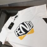 weigou_192494_2_4622c284fe P75 💥 FENDI 芬迪 夏季新款圆领短袖T恤!270克重磅高端纯棉面料,手感质感都极完美!修身裁剪设计干净利落!时尚又好看!走线做工非常精致!版型效果超赞!而且透气性能超强!任何年龄阶段都可轻松驾驭,男士衣橱里必备的单品。 颜色: 米白 黑色 码数:M-3XL (下单请报身高体重)