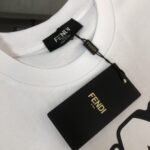 weigou_192494_3_40d4710c6c P75 💥 FENDI 芬迪 夏季新款圆领短袖T恤!270克重磅高端纯棉面料,手感质感都极完美!修身裁剪设计干净利落!时尚又好看!走线做工非常精致!版型效果超赞!而且透气性能超强!任何年龄阶段都可轻松驾驭,男士衣橱里必备的单品。 颜色: 米白 黑色 码数:M-3XL (下单请报身高体重)