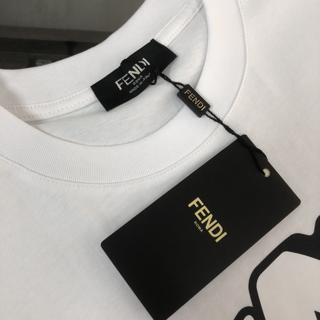 weigou_192494_3_40d4710c6c P75 💥 FENDI 芬迪 夏季新款圆领短袖T恤!270克重磅高端纯棉面料,手感质感都极完美!修身裁剪设计干净利落!时尚又好看!走线做工非常精致!版型效果超赞!而且透气性能超强!任何年龄阶段都可轻松驾驭,男士衣橱里必备的单品。 颜色: 米白 黑色 码数:M-3XL (下单请报身高体重)
