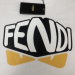 weigou_192494_4_5000ad5a52 P75 💥 FENDI 芬迪 夏季新款圆领短袖T恤!270克重磅高端纯棉面料,手感质感都极完美!修身裁剪设计干净利落!时尚又好看!走线做工非常精致!版型效果超赞!而且透气性能超强!任何年龄阶段都可轻松驾驭,男士衣橱里必备的单品。 颜色: 米白 黑色 码数:M-3XL (下单请报身高体重)