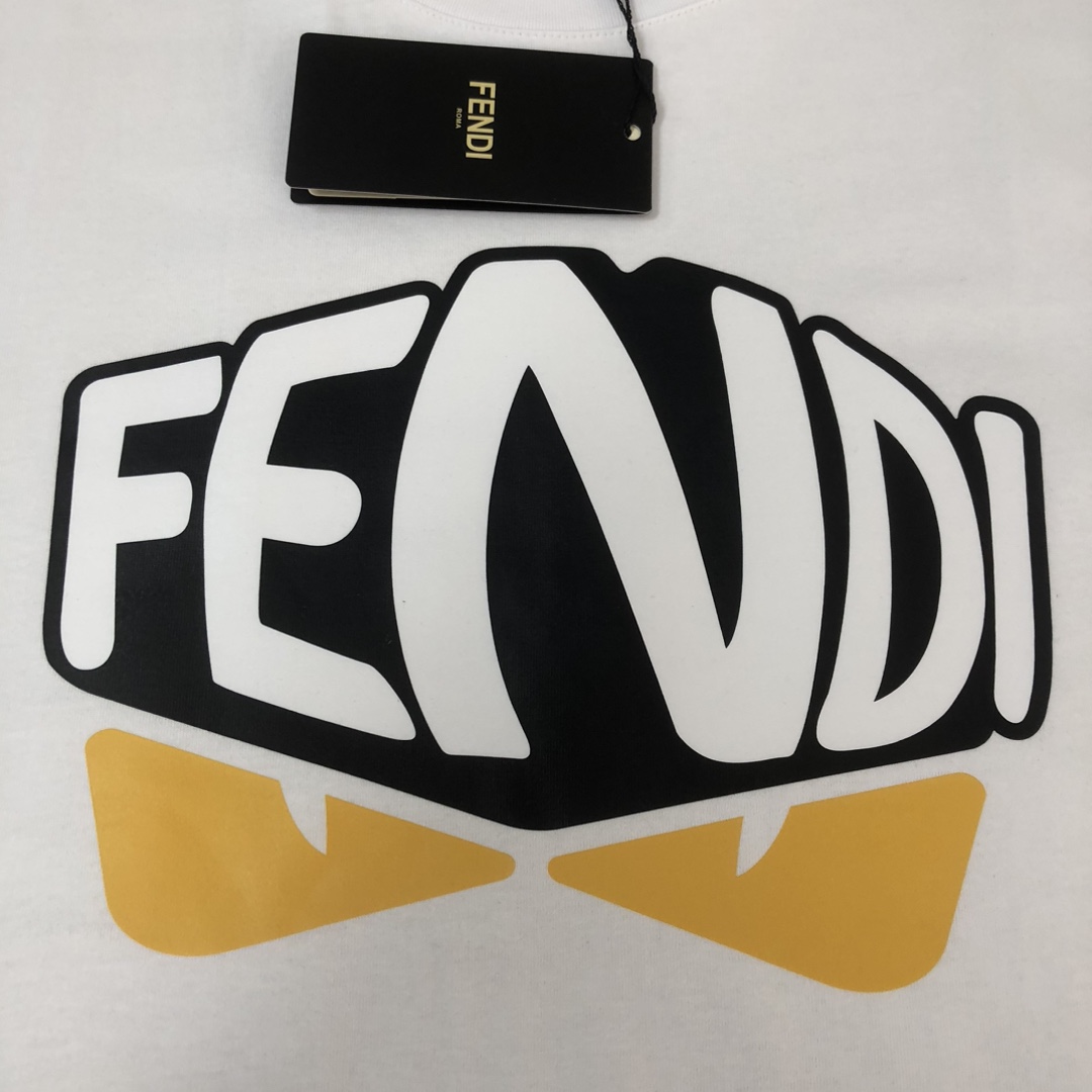 weigou_192494_4_5000ad5a52 P75 💥 FENDI 芬迪 夏季新款圆领短袖T恤!270克重磅高端纯棉面料,手感质感都极完美!修身裁剪设计干净利落!时尚又好看!走线做工非常精致!版型效果超赞!而且透气性能超强!任何年龄阶段都可轻松驾驭,男士衣橱里必备的单品。 颜色: 米白 黑色 码数:M-3XL (下单请报身高体重)