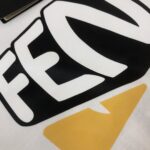 weigou_192494_5_63f4608f42 P75 💥 FENDI 芬迪 夏季新款圆领短袖T恤!270克重磅高端纯棉面料,手感质感都极完美!修身裁剪设计干净利落!时尚又好看!走线做工非常精致!版型效果超赞!而且透气性能超强!任何年龄阶段都可轻松驾驭,男士衣橱里必备的单品。 颜色: 米白 黑色 码数:M-3XL (下单请报身高体重)