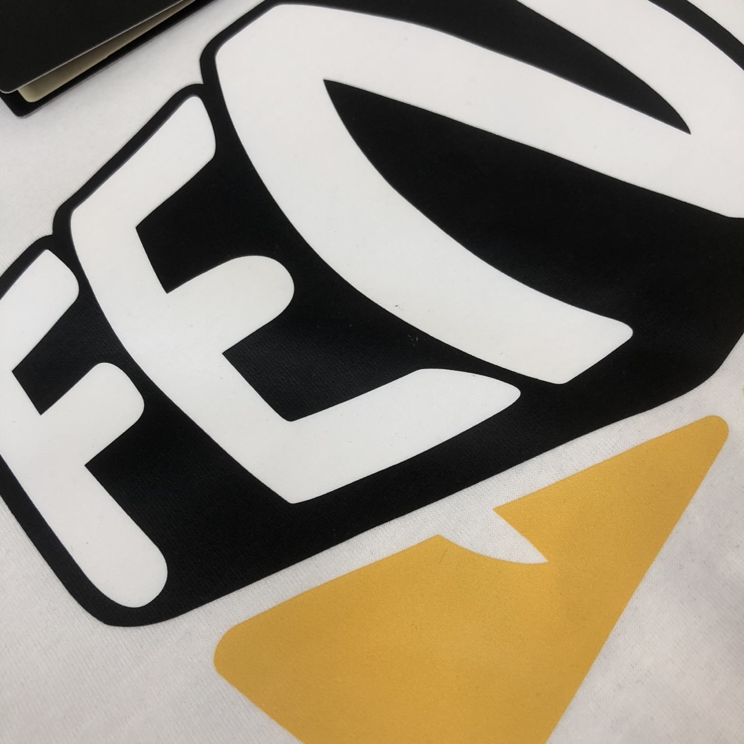 weigou_192494_5_63f4608f42 P75 💥 FENDI 芬迪 夏季新款圆领短袖T恤!270克重磅高端纯棉面料,手感质感都极完美!修身裁剪设计干净利落!时尚又好看!走线做工非常精致!版型效果超赞!而且透气性能超强!任何年龄阶段都可轻松驾驭,男士衣橱里必备的单品。 颜色: 米白 黑色 码数:M-3XL (下单请报身高体重)