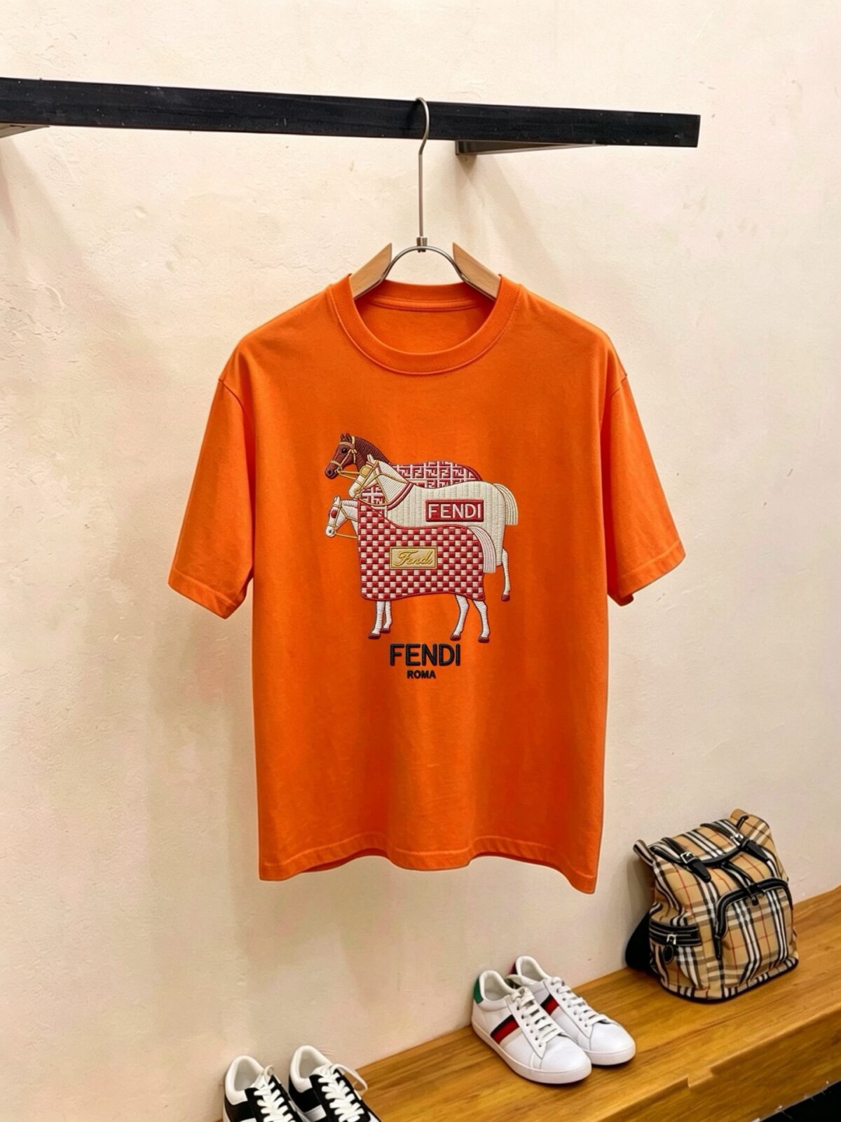 P70 品牌： 芬迪 (胖子福音)原单男士休闲短袖T恤，2026春夏新品，定制胸前顶级logo 工艺、搭配整件细节 品质及剪裁设计都堪称一流，定制进口丝光棉面料！型格十足，配色轻熟百搭。M-5XL(穿到220斤)