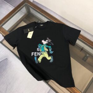 P75 💥 FENDI 芬迪 夏季新款圆领短袖T恤！270克重磅高端纯棉面料，手感质感都极完美！修身裁剪设计干净利落！时尚又好看！走线做工非常精致！版型效果超赞！而且透气性能超强！任何年龄阶段都可轻松驾驭，男士衣橱里必备的单品。 颜色： 米白 黑色 码数：M-3XL （下单请报身高体重）