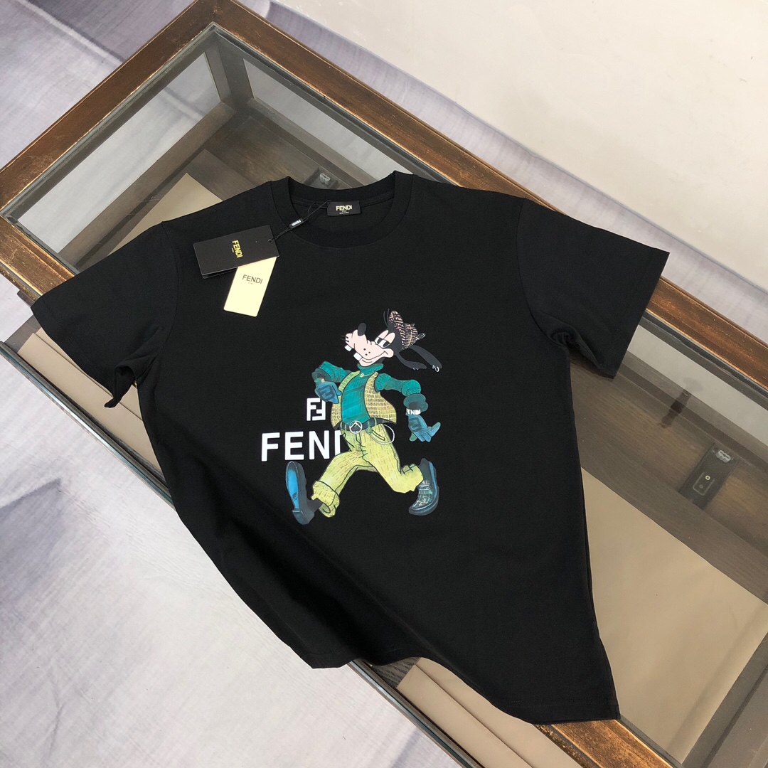 weigou_192532_0_bdba7c5572 P75 💥 FENDI 芬迪 夏季新款圆领短袖T恤!270克重磅高端纯棉面料,手感质感都极完美!修身裁剪设计干净利落!时尚又好看!走线做工非常精致!版型效果超赞!而且透气性能超强!任何年龄阶段都可轻松驾驭,男士衣橱里必备的单品。 颜色: 米白 黑色 码数:M-3XL (下单请报身高体重)