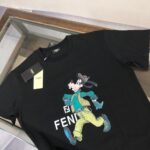 weigou_192532_1_936c8b73f7 P75 💥 FENDI 芬迪 夏季新款圆领短袖T恤!270克重磅高端纯棉面料,手感质感都极完美!修身裁剪设计干净利落!时尚又好看!走线做工非常精致!版型效果超赞!而且透气性能超强!任何年龄阶段都可轻松驾驭,男士衣橱里必备的单品。 颜色: 米白 黑色 码数:M-3XL (下单请报身高体重)