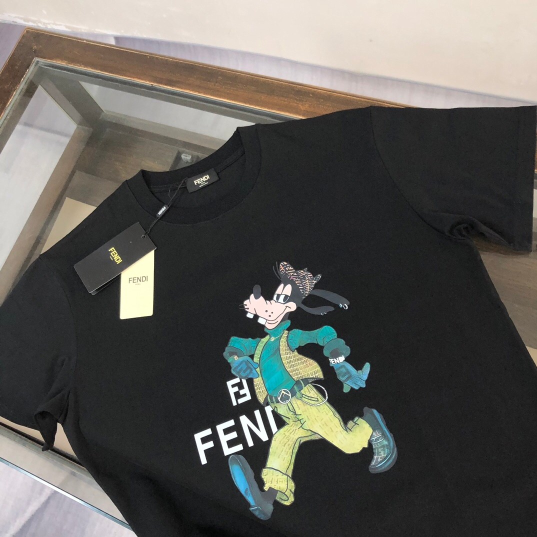 weigou_192532_1_936c8b73f7 P75 💥 FENDI 芬迪 夏季新款圆领短袖T恤!270克重磅高端纯棉面料,手感质感都极完美!修身裁剪设计干净利落!时尚又好看!走线做工非常精致!版型效果超赞!而且透气性能超强!任何年龄阶段都可轻松驾驭,男士衣橱里必备的单品。 颜色: 米白 黑色 码数:M-3XL (下单请报身高体重)