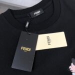 weigou_192532_2_babd8cc37c P75 💥 FENDI 芬迪 夏季新款圆领短袖T恤!270克重磅高端纯棉面料,手感质感都极完美!修身裁剪设计干净利落!时尚又好看!走线做工非常精致!版型效果超赞!而且透气性能超强!任何年龄阶段都可轻松驾驭,男士衣橱里必备的单品。 颜色: 米白 黑色 码数:M-3XL (下单请报身高体重)