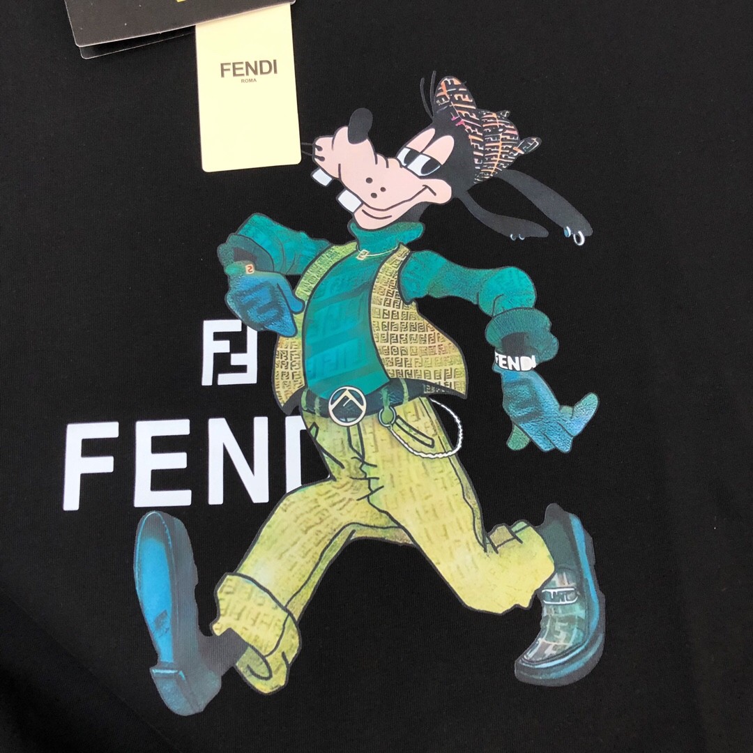 weigou_192532_3_8ce0856c86 P75 💥 FENDI 芬迪 夏季新款圆领短袖T恤!270克重磅高端纯棉面料,手感质感都极完美!修身裁剪设计干净利落!时尚又好看!走线做工非常精致!版型效果超赞!而且透气性能超强!任何年龄阶段都可轻松驾驭,男士衣橱里必备的单品。 颜色: 米白 黑色 码数:M-3XL (下单请报身高体重)