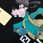 weigou_192532_4_1c3ea0ac18 P75 💥 FENDI 芬迪 夏季新款圆领短袖T恤!270克重磅高端纯棉面料,手感质感都极完美!修身裁剪设计干净利落!时尚又好看!走线做工非常精致!版型效果超赞!而且透气性能超强!任何年龄阶段都可轻松驾驭,男士衣橱里必备的单品。 颜色: 米白 黑色 码数:M-3XL (下单请报身高体重)