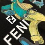 weigou_192532_5_6c7d53a146 P75 💥 FENDI 芬迪 夏季新款圆领短袖T恤!270克重磅高端纯棉面料,手感质感都极完美!修身裁剪设计干净利落!时尚又好看!走线做工非常精致!版型效果超赞!而且透气性能超强!任何年龄阶段都可轻松驾驭,男士衣橱里必备的单品。 颜色: 米白 黑色 码数:M-3XL (下单请报身高体重)