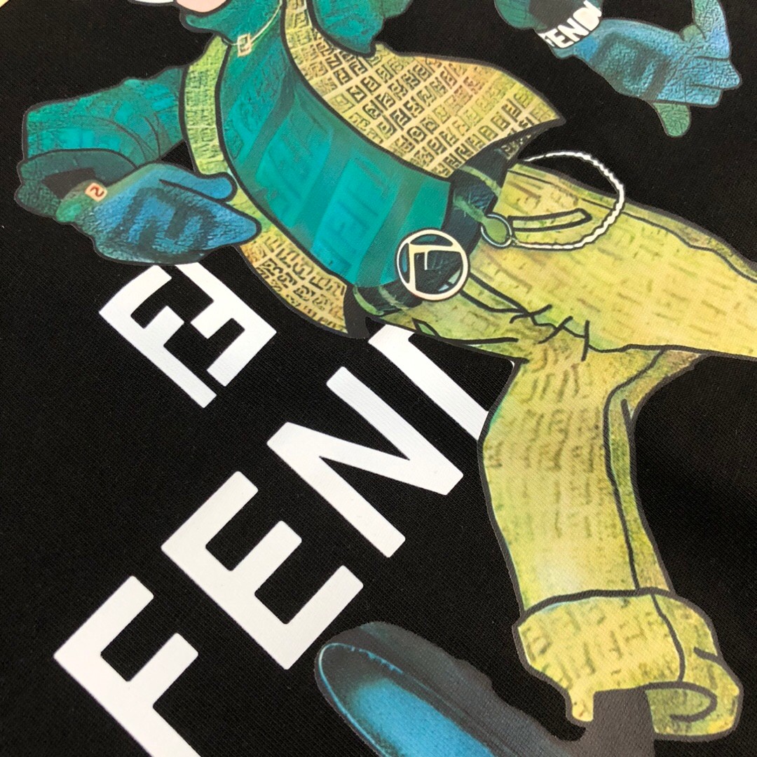 weigou_192532_5_6c7d53a146 P75 💥 FENDI 芬迪 夏季新款圆领短袖T恤!270克重磅高端纯棉面料,手感质感都极完美!修身裁剪设计干净利落!时尚又好看!走线做工非常精致!版型效果超赞!而且透气性能超强!任何年龄阶段都可轻松驾驭,男士衣橱里必备的单品。 颜色: 米白 黑色 码数:M-3XL (下单请报身高体重)