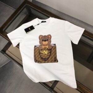 P75 💥 FENDI 芬迪 夏季新款圆领短袖T恤！270克重磅高端纯棉面料，手感质感都极完美！修身裁剪设计干净利落！时尚又好看！走线做工非常精致！版型效果超赞！而且透气性能超强！任何年龄阶段都可轻松驾驭，男士衣橱里必备的单品。 颜色： 米白 黑色 码数：M-3XL （下单请报身高体重）