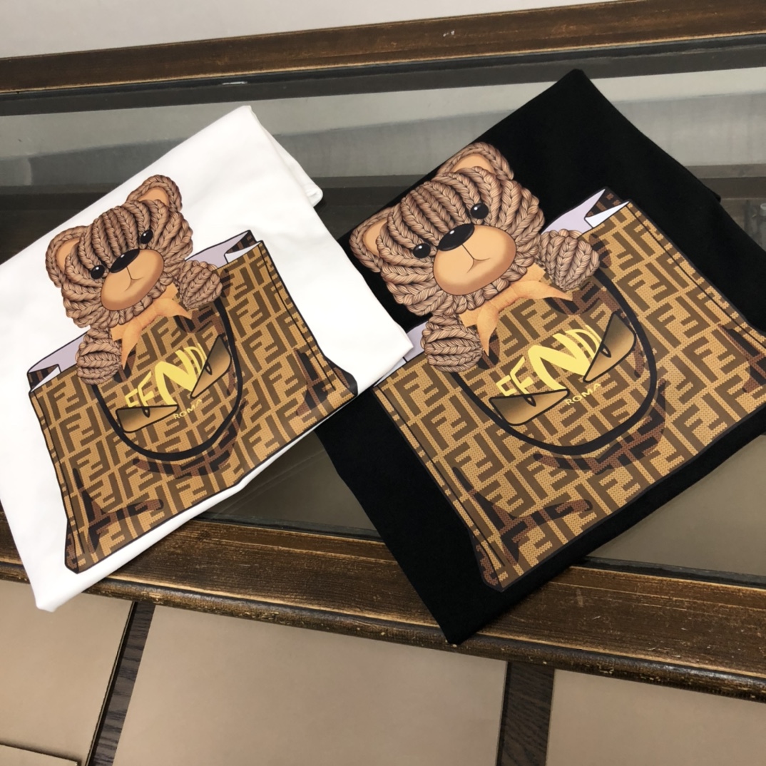 P75 💥 FENDI 芬迪 夏季新款圆领短袖T恤！270克重磅高端纯棉面料，手感质感都极完美！修身裁剪设计干净利落！时尚又好看！走线做工非常精致！版型效果超赞！而且透气性能超强！任何年龄阶段都可轻松驾驭，男士衣橱里必备的单品。 颜色： 米白 黑色 码数：M-3XL （下单请报身高体重）