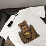 P75 💥 FENDI 芬迪 夏季新款圆领短袖T恤！270克重磅高端纯棉面料，手感质感都极完美！修身裁剪设计干净利落！时尚又好看！走线做工非常精致！版型效果超赞！而且透气性能超强！任何年龄阶段都可轻松驾驭，男士衣橱里必备的单品。 颜色： 米白 黑色 码数：M-3XL （下单请报身高体重）