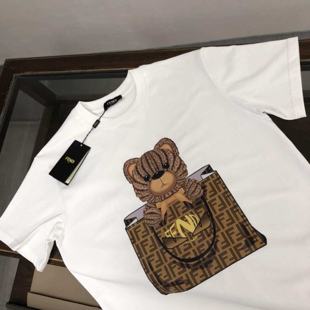 P75 💥 FENDI 芬迪 夏季新款圆领短袖T恤！270克重磅高端纯棉面料，手感质感都极完美！修身裁剪设计干净利落！时尚又好看！走线做工非常精致！版型效果超赞！而且透气性能超强！任何年龄阶段都可轻松驾驭，男士衣橱里必备的单品。 颜色： 米白 黑色 码数：M-3XL （下单请报身高体重）