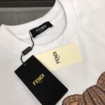 P75 💥 FENDI 芬迪 夏季新款圆领短袖T恤！270克重磅高端纯棉面料，手感质感都极完美！修身裁剪设计干净利落！时尚又好看！走线做工非常精致！版型效果超赞！而且透气性能超强！任何年龄阶段都可轻松驾驭，男士衣橱里必备的单品。 颜色： 米白 黑色 码数：M-3XL （下单请报身高体重）