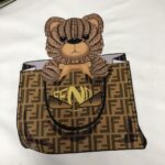 P75 💥 FENDI 芬迪 夏季新款圆领短袖T恤！270克重磅高端纯棉面料，手感质感都极完美！修身裁剪设计干净利落！时尚又好看！走线做工非常精致！版型效果超赞！而且透气性能超强！任何年龄阶段都可轻松驾驭，男士衣橱里必备的单品。 颜色： 米白 黑色 码数：M-3XL （下单请报身高体重）