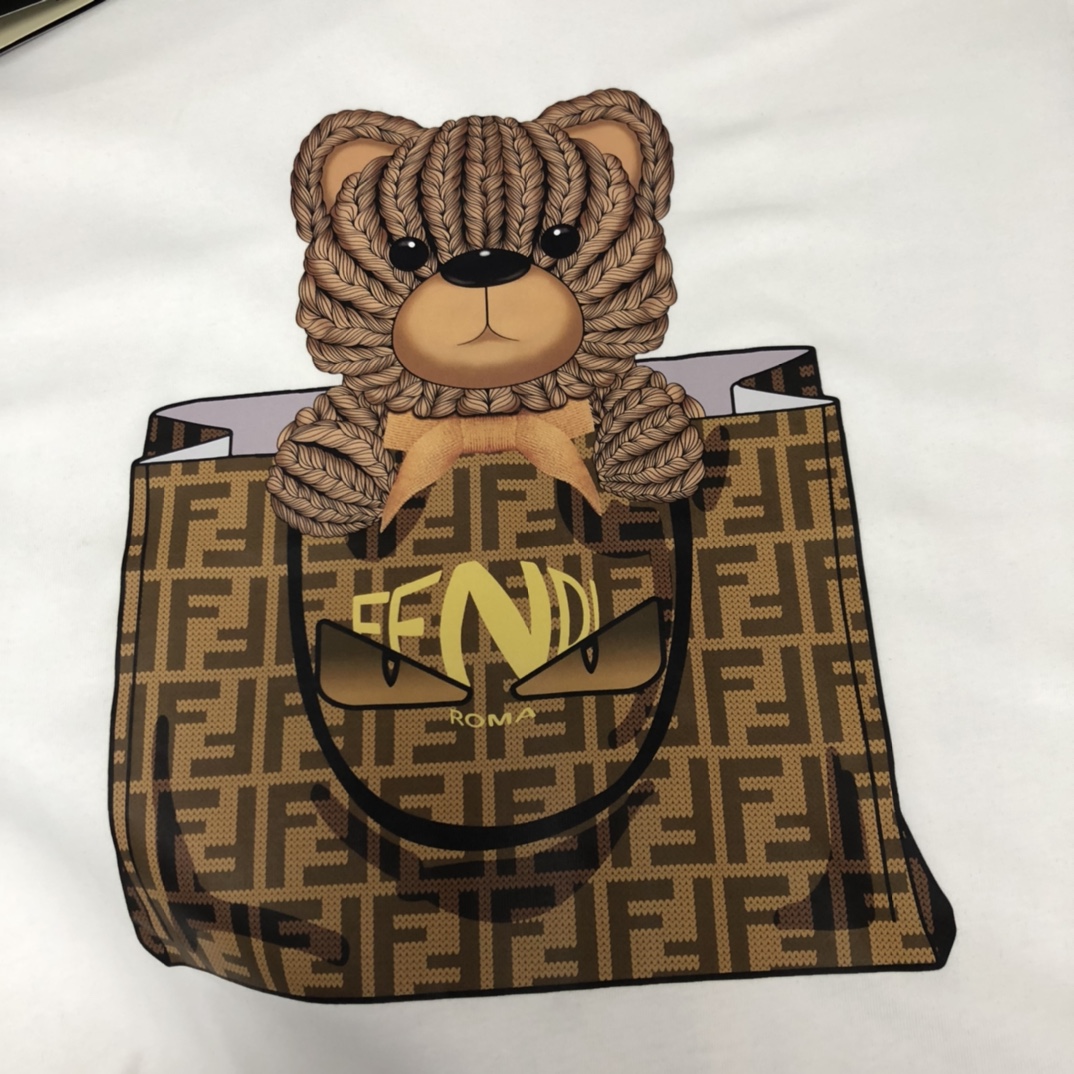 P75 💥 FENDI 芬迪 夏季新款圆领短袖T恤！270克重磅高端纯棉面料，手感质感都极完美！修身裁剪设计干净利落！时尚又好看！走线做工非常精致！版型效果超赞！而且透气性能超强！任何年龄阶段都可轻松驾驭，男士衣橱里必备的单品。 颜色： 米白 黑色 码数：M-3XL （下单请报身高体重）