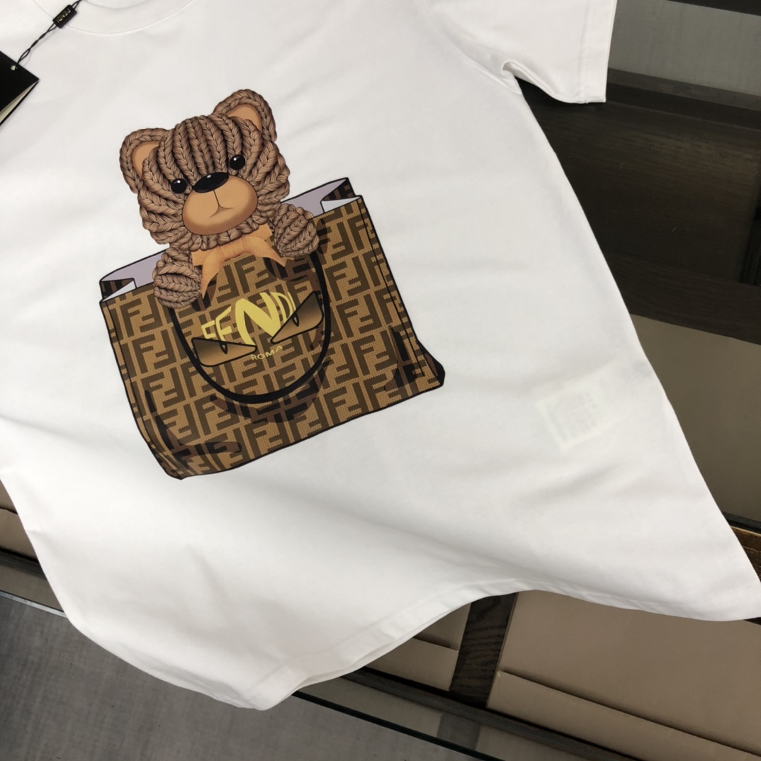 P75 💥 FENDI 芬迪 夏季新款圆领短袖T恤！270克重磅高端纯棉面料，手感质感都极完美！修身裁剪设计干净利落！时尚又好看！走线做工非常精致！版型效果超赞！而且透气性能超强！任何年龄阶段都可轻松驾驭，男士衣橱里必备的单品。 颜色： 米白 黑色 码数：M-3XL （下单请报身高体重）