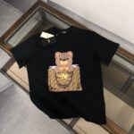 P75 💥 FENDI 芬迪 夏季新款圆领短袖T恤！270克重磅高端纯棉面料，手感质感都极完美！修身裁剪设计干净利落！时尚又好看！走线做工非常精致！版型效果超赞！而且透气性能超强！任何年龄阶段都可轻松驾驭，男士衣橱里必备的单品。 颜色： 米白 黑色 码数：M-3XL （下单请报身高体重）