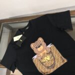 P75 💥 FENDI 芬迪 夏季新款圆领短袖T恤！270克重磅高端纯棉面料，手感质感都极完美！修身裁剪设计干净利落！时尚又好看！走线做工非常精致！版型效果超赞！而且透气性能超强！任何年龄阶段都可轻松驾驭，男士衣橱里必备的单品。 颜色： 米白 黑色 码数：M-3XL （下单请报身高体重）