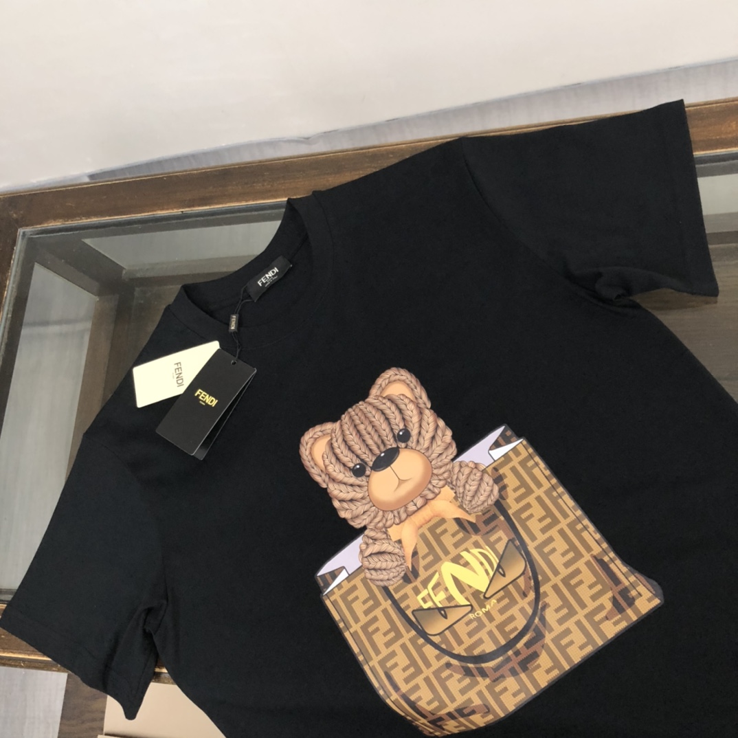 P75 💥 FENDI 芬迪 夏季新款圆领短袖T恤！270克重磅高端纯棉面料，手感质感都极完美！修身裁剪设计干净利落！时尚又好看！走线做工非常精致！版型效果超赞！而且透气性能超强！任何年龄阶段都可轻松驾驭，男士衣橱里必备的单品。 颜色： 米白 黑色 码数：M-3XL （下单请报身高体重）