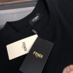 P75 💥 FENDI 芬迪 夏季新款圆领短袖T恤！270克重磅高端纯棉面料，手感质感都极完美！修身裁剪设计干净利落！时尚又好看！走线做工非常精致！版型效果超赞！而且透气性能超强！任何年龄阶段都可轻松驾驭，男士衣橱里必备的单品。 颜色： 米白 黑色 码数：M-3XL （下单请报身高体重）