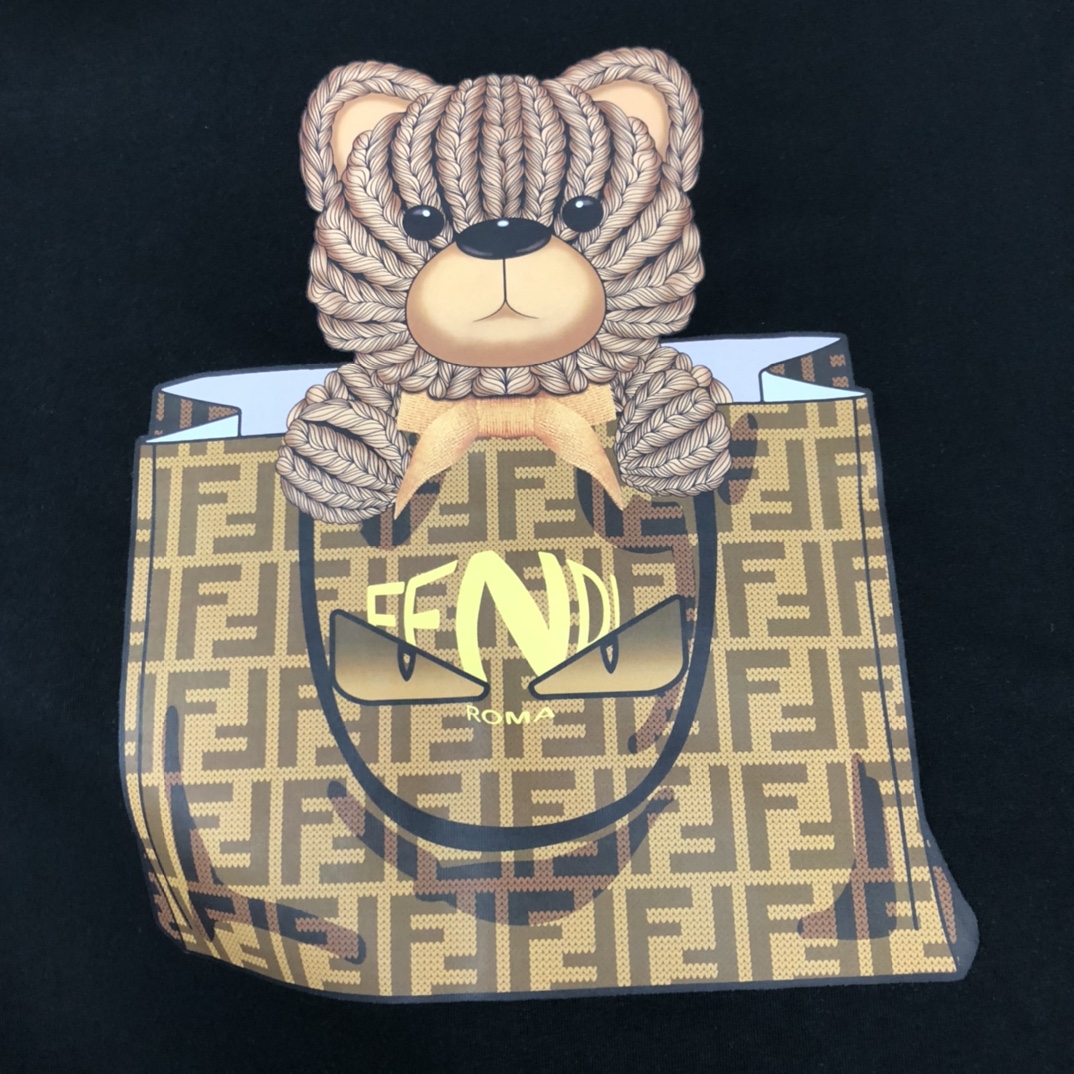 P75 💥 FENDI 芬迪 夏季新款圆领短袖T恤！270克重磅高端纯棉面料，手感质感都极完美！修身裁剪设计干净利落！时尚又好看！走线做工非常精致！版型效果超赞！而且透气性能超强！任何年龄阶段都可轻松驾驭，男士衣橱里必备的单品。 颜色： 米白 黑色 码数：M-3XL （下单请报身高体重）