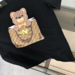 P75 💥 FENDI 芬迪 夏季新款圆领短袖T恤！270克重磅高端纯棉面料，手感质感都极完美！修身裁剪设计干净利落！时尚又好看！走线做工非常精致！版型效果超赞！而且透气性能超强！任何年龄阶段都可轻松驾驭，男士衣橱里必备的单品。 颜色： 米白 黑色 码数：M-3XL （下单请报身高体重）