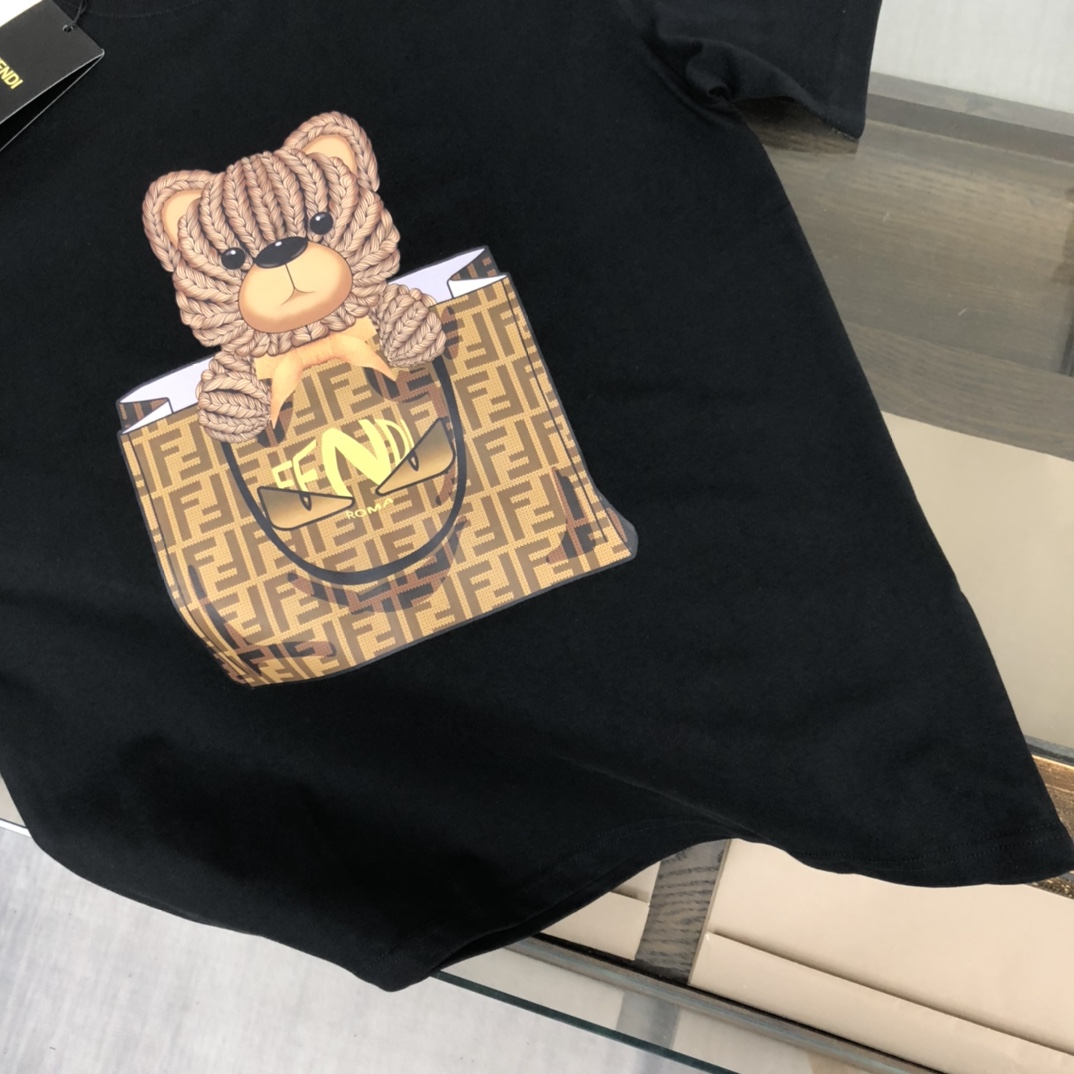 P75 💥 FENDI 芬迪 夏季新款圆领短袖T恤！270克重磅高端纯棉面料，手感质感都极完美！修身裁剪设计干净利落！时尚又好看！走线做工非常精致！版型效果超赞！而且透气性能超强！任何年龄阶段都可轻松驾驭，男士衣橱里必备的单品。 颜色： 米白 黑色 码数：M-3XL （下单请报身高体重）